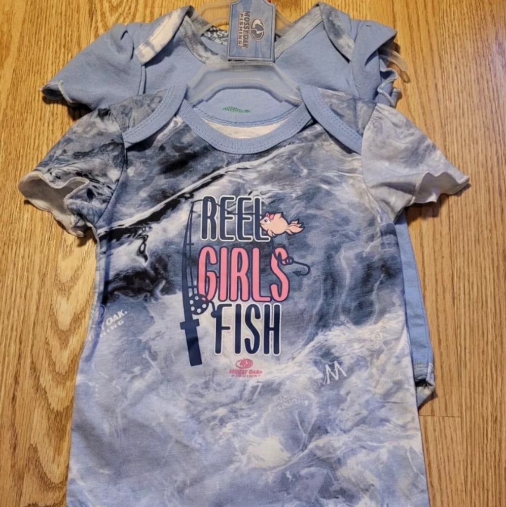 MOSSY OAK Bodysuit Fishing Lot Of 2 Size: 18 Months“REEL GIRLS FISH”Brand New